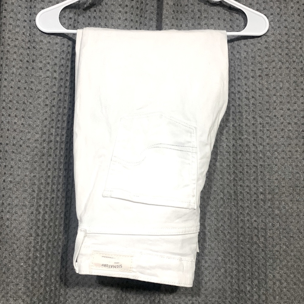 White Levi jean, signature capris, pockets, belt loops, cuffed  at bottom. Cute!